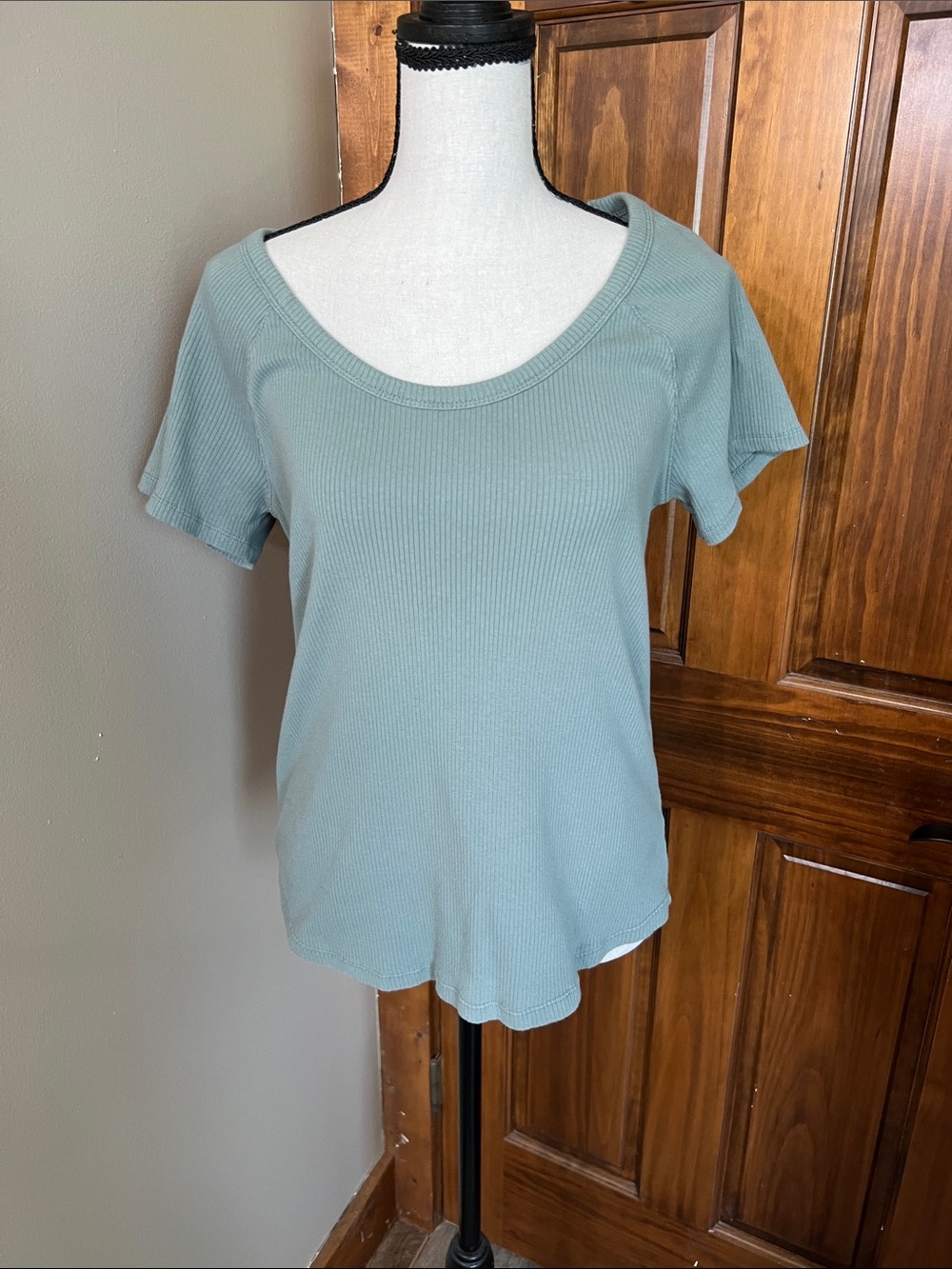 Scoop Neck Short Sleeve Tee in Sage Green